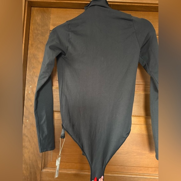 SKIMS Essential Mock Neck Long Sleeve Bodysuit - Picture 2 of 4